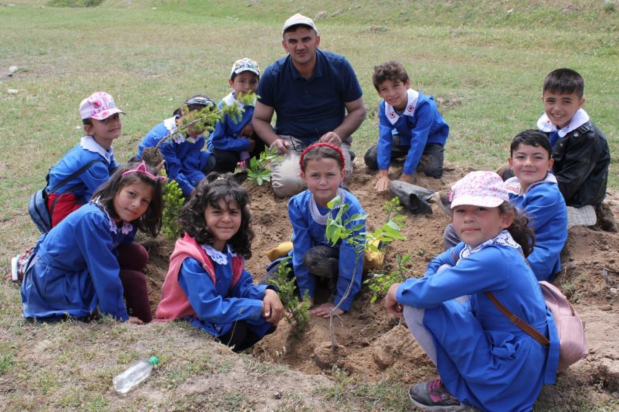 Döğer Belediye Başkanı Demirel, çocuklarla fidan dikti