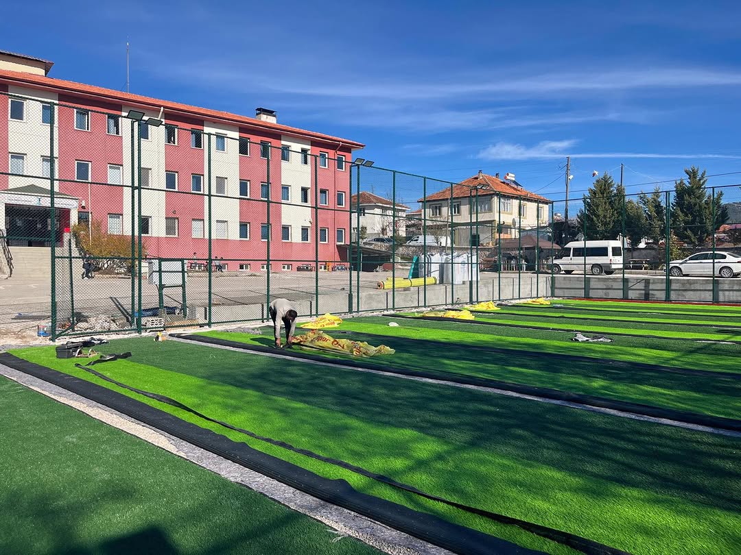 Gençlerin Talep Ettiği Halı Sahalar Yapılıyor