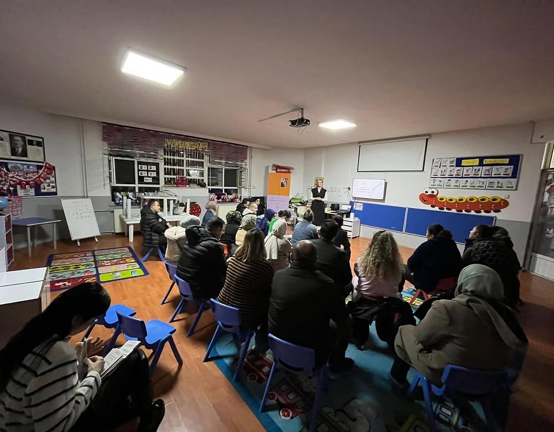 Afyonkarahisar Sosyal Hizmet Merkezi tarafından Velilere Yönelik Seminer Düzenlendi