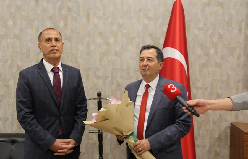 Afyonkarahisar Devlet Hastanesi’nde başhekimlik görevinde devir teslim töreni düzenlendi.