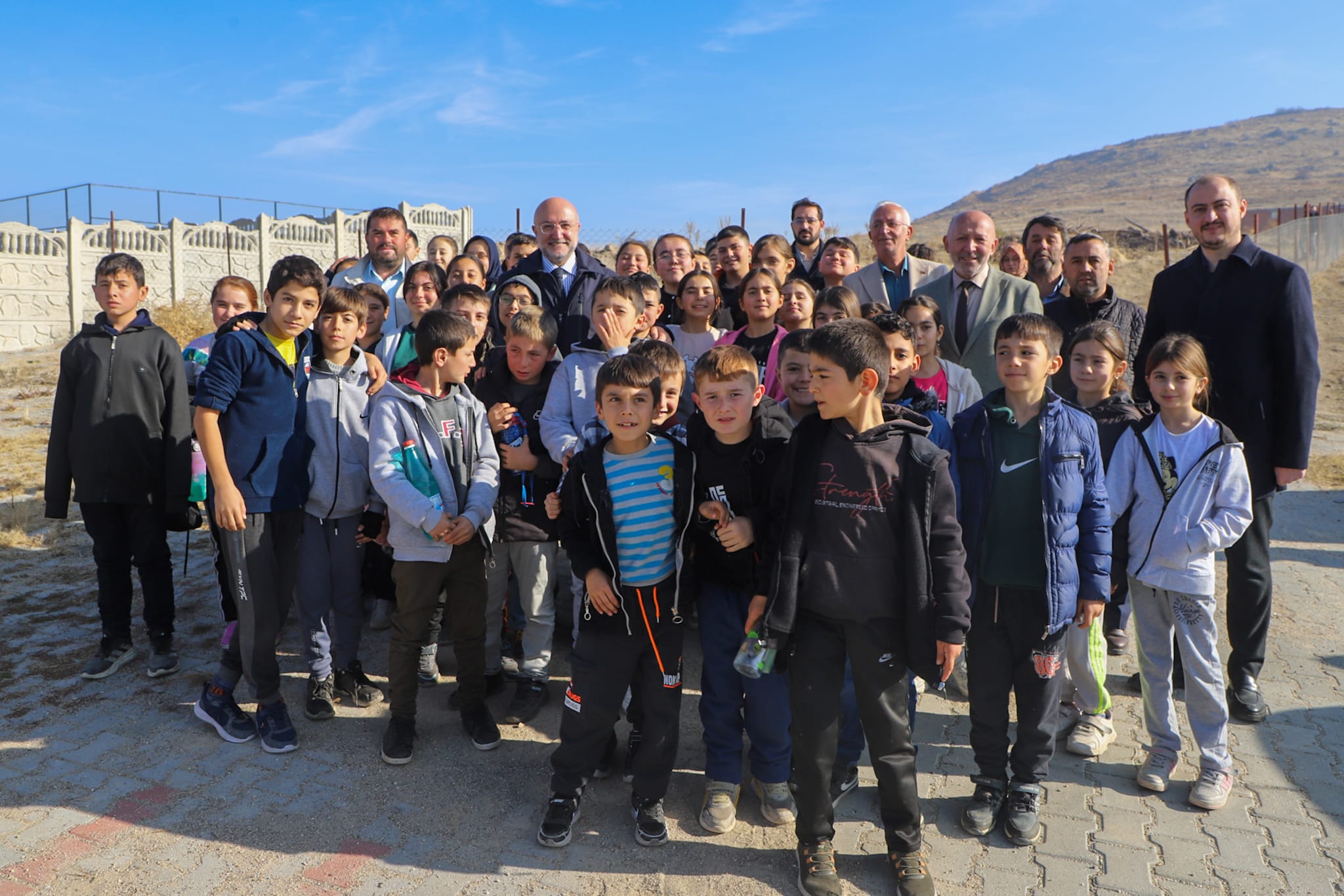 AK Parti Afyonkarahisar İl Başkanı Şahin, Sarık Köyü Minikleriyle Hatıra Ormanı Oluşturdu