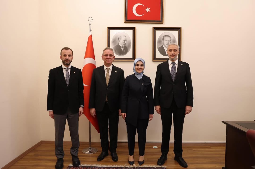 Milletvekillerimiz İsmail Çağlar Bayırcı ve Mehmet Demir ile birlikte Aile ve Sosyal Hizmetler Bakanı Mahinur Özdemir Göktaş'ı Ziyaret Etti