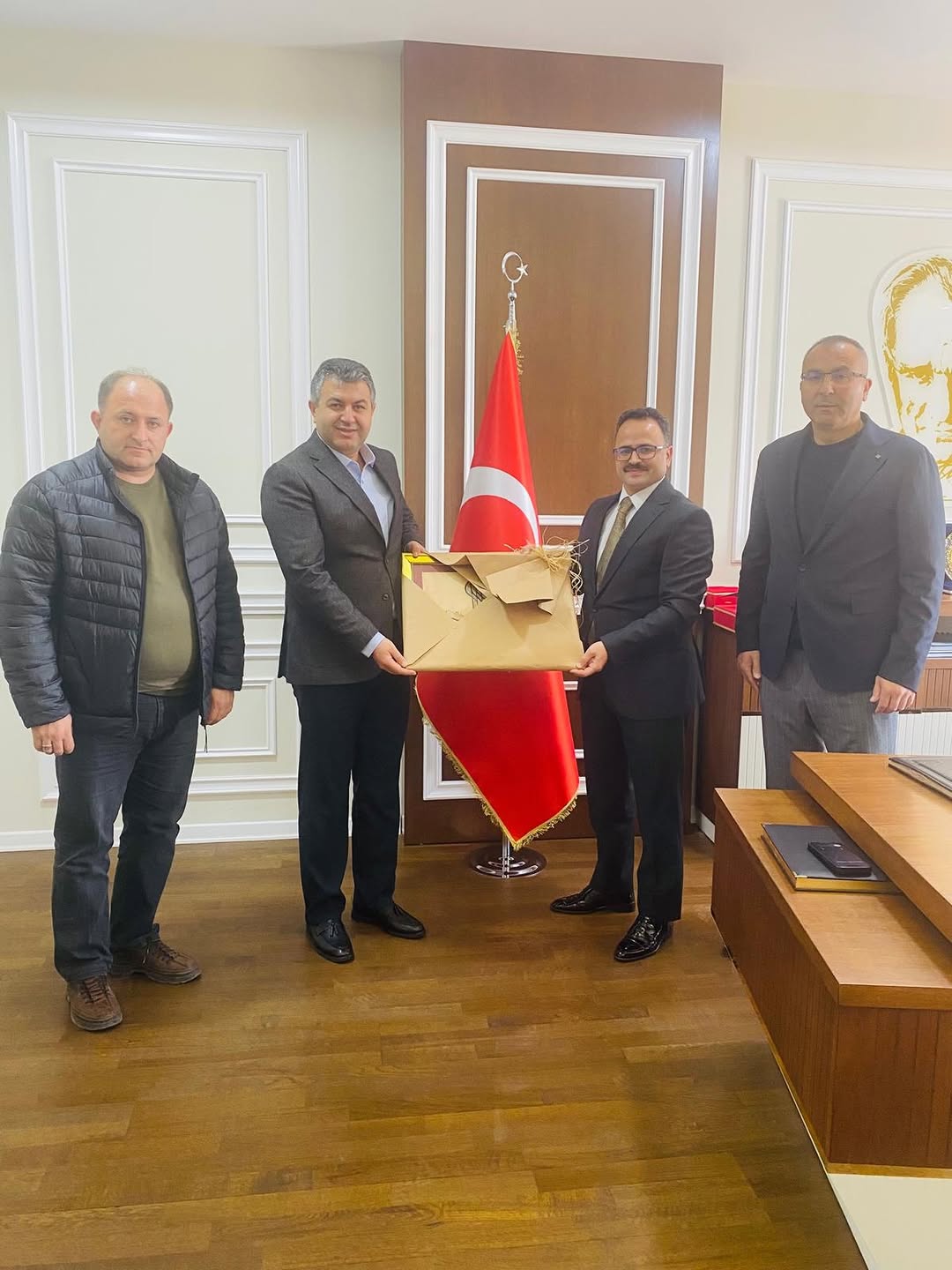 Gediz Ticaret ve Sanayi Odası Başkanı Vedat Öztürk ile Belediye Meclis Üyesi Arif Güneş, Çukurova Kaymakamı Hakan Alkan'ı Ziyaret Etti