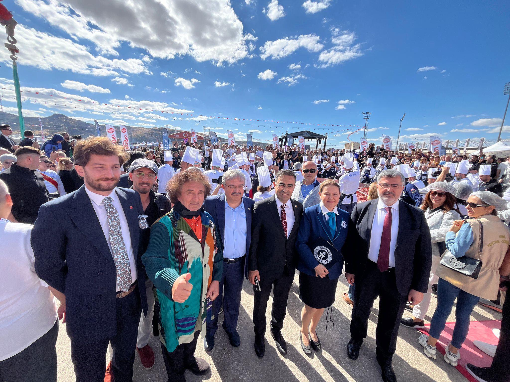 Dünyanın en büyük sucuklu yumurtası Afyonkarahisar’da pişti