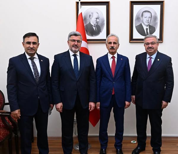 Afyonkarahisar'a Ulaşım Müjdesi: Milletvekilleri Bakan Uraloğlu ile Görüştü