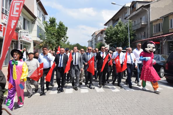 Afyonkarahisar'da Çay, Vişne ve Eber Sarısı Festivali Coşkuyla Başladı