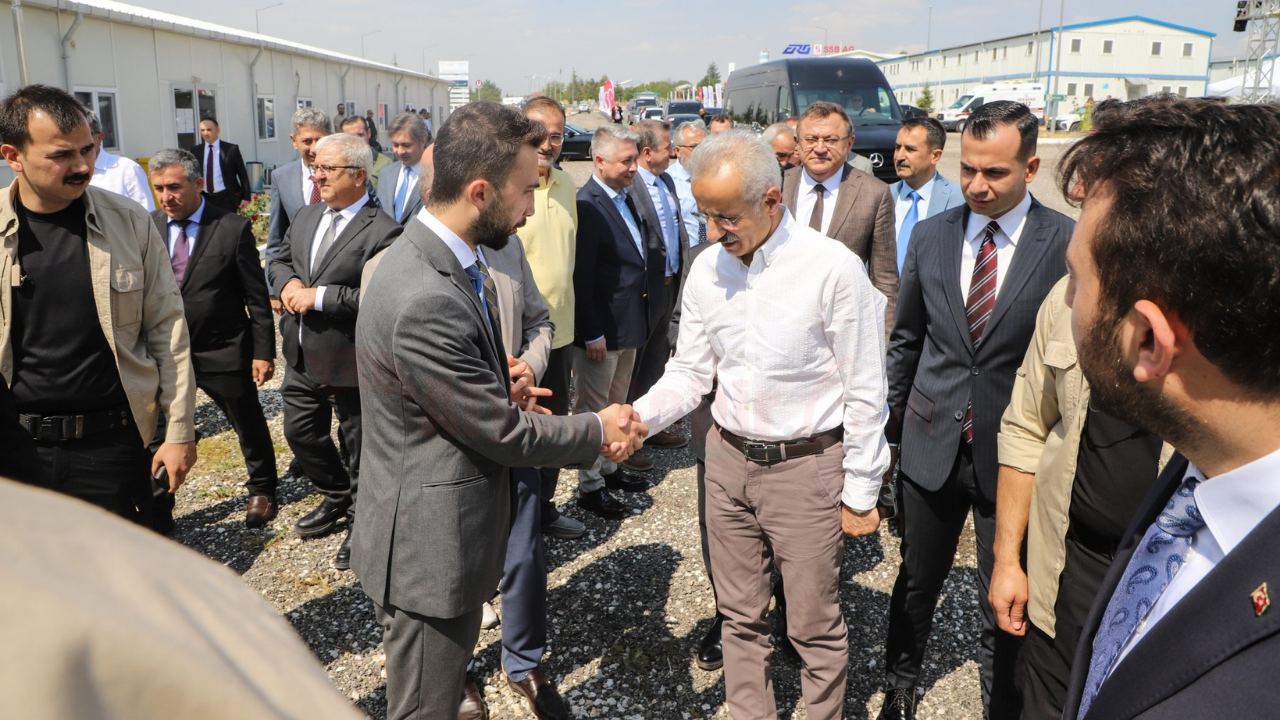 Bakan Uraloğlu, Ankara-İzmir Yüksek Hızlı Tren Projesi'nde İncelemelerde Bulundu