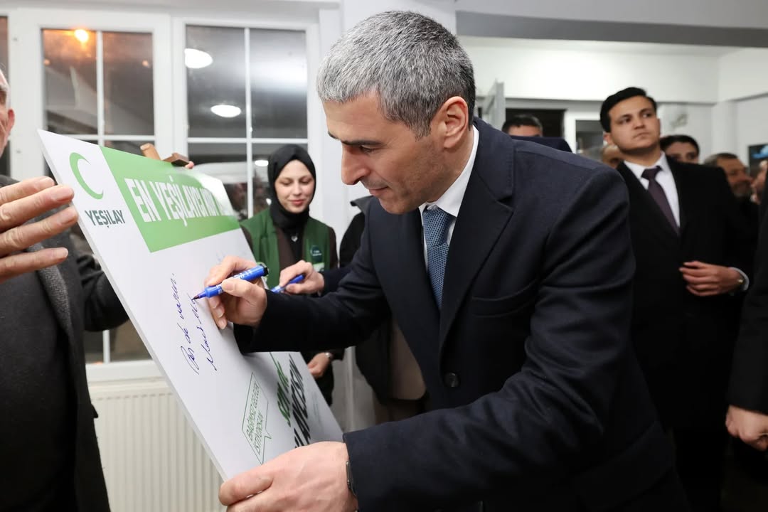 Aile ve Sosyal Hizmetler Bakanı ve Afyonkarahisar Valisi 'En Yeşilaycı Köy'ü Ziyaret Etti