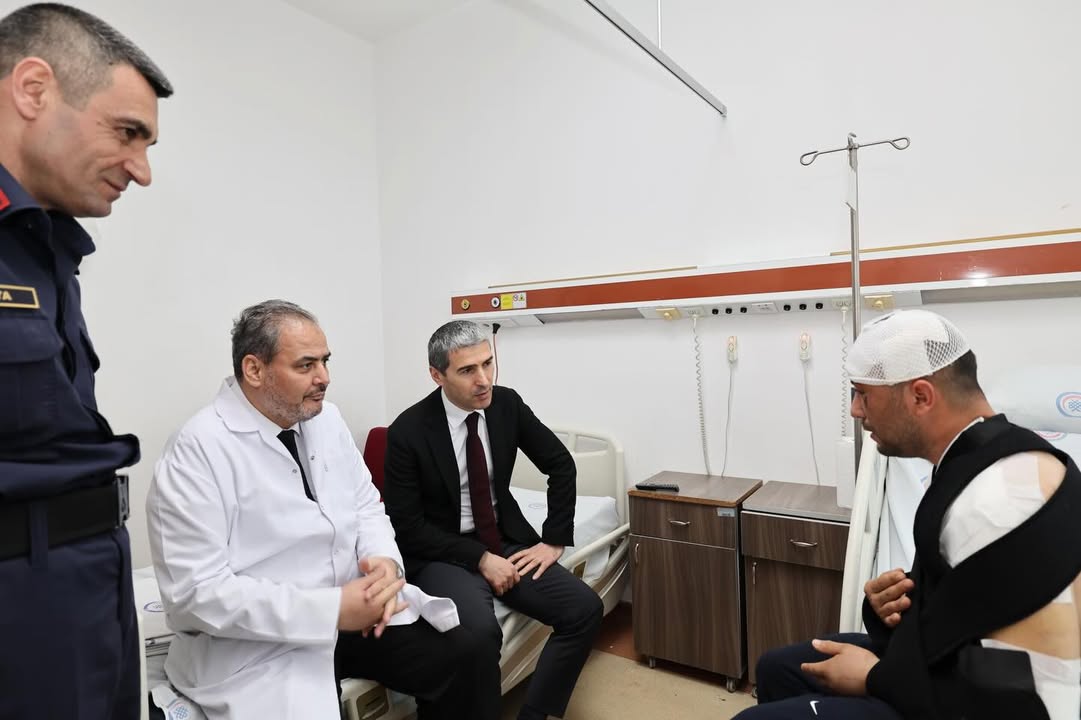 Valimiz Dr. Naci Aktaş, Trafik Kazası Geçiren J.Uzm.Çvş. Ramazan Güner'i Ziyaret Etti
