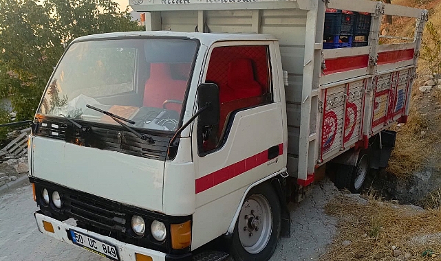 Dinar Ilıca Mahallesi'nde Kamyonet Çukura Düştü: Yolların Durumu Tartışma Yarattı