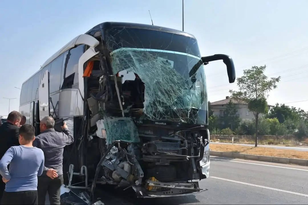 Sinanpaşa Akören'de Otobüs Kazası: Vatandaşlar Üzüntü İçinde