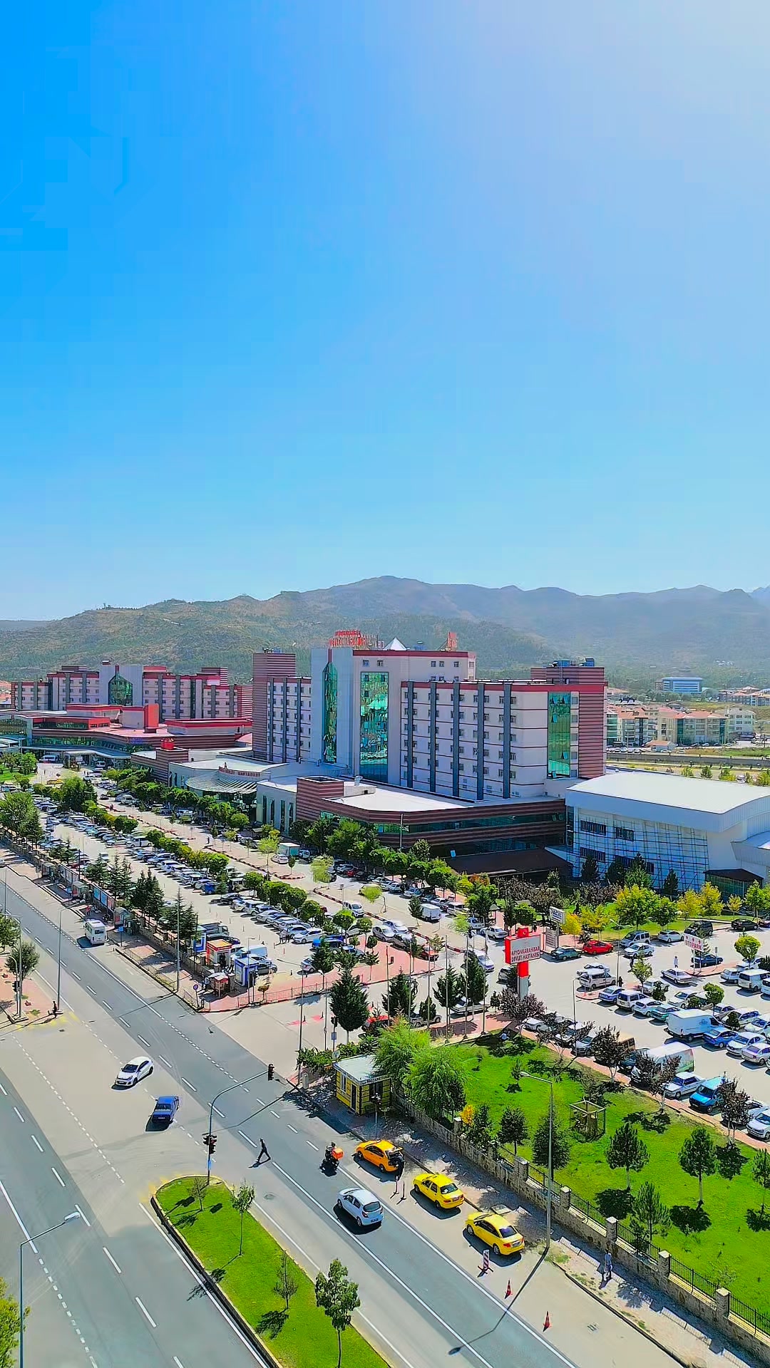 Afyonkarahisar Devlet Hastanesi'nden Büyük Başarı: Ameliyatsız Anjiyo Yöntemiyle Dev Beyin Anevrizması Tedavisi!