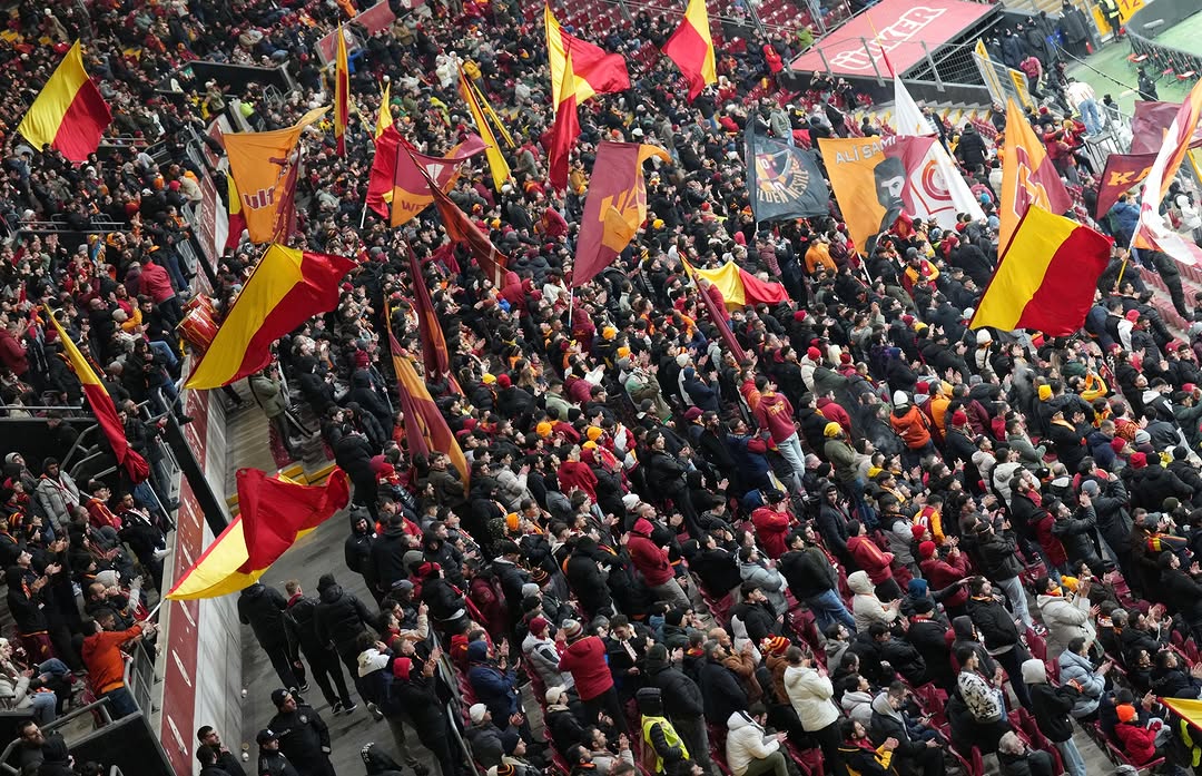 Galatasaray Taraftarı Takımını NextLevel'a Taşımak İçin Tribünde!