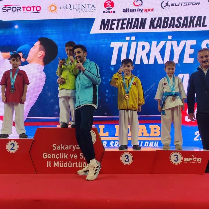 Afyonkarahisarlı Karatecilerden Türkiye Finalinde 12 Madalya
