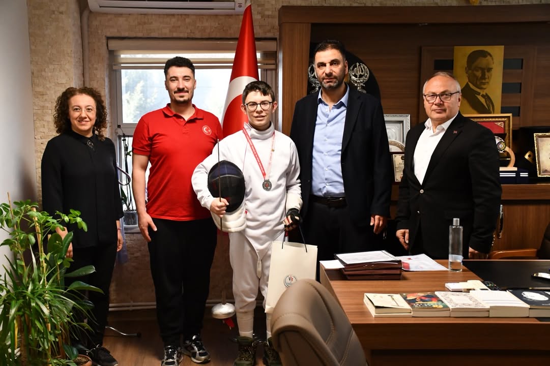 Alp Eren Kocakavuk, Türkiye 2.'si Olduğu Okullar Arası Eskrim Şampiyonuyla Afyonkarahisar Gençlik ve Spor İl Müdürlüğü'nü Ziyaret Etti