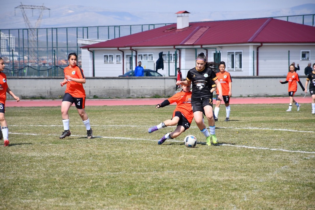 Afyonkarahisar’da Okul Sporları Yıldızlar Futbol Yarı Final Müsabakaları Başladı