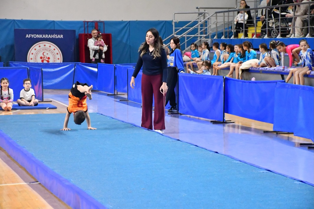 Afyonkarahisar Gençlik ve Spor İl Müdürlüğü Okul Sporları Cimnastik Müsabakalarını Düzenledi