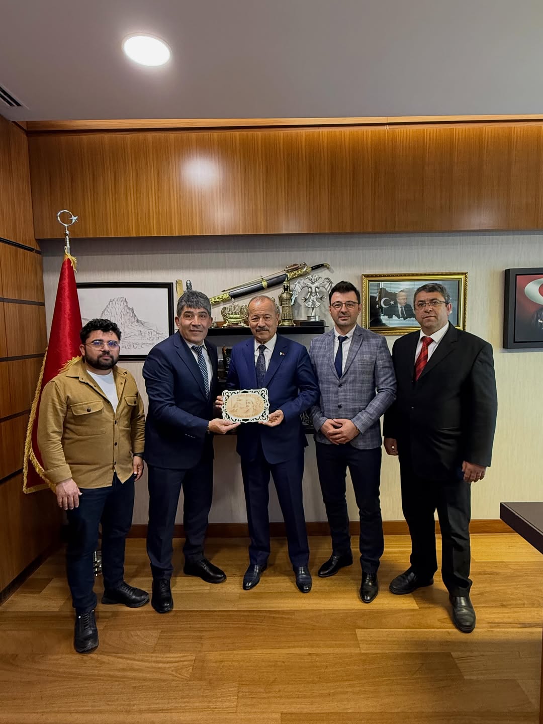 Gazi Meclisinde Sandıklı Gardaş Yarenler Kültür Derneği Başkanı Yılmaz Demircan ve Yönetimi