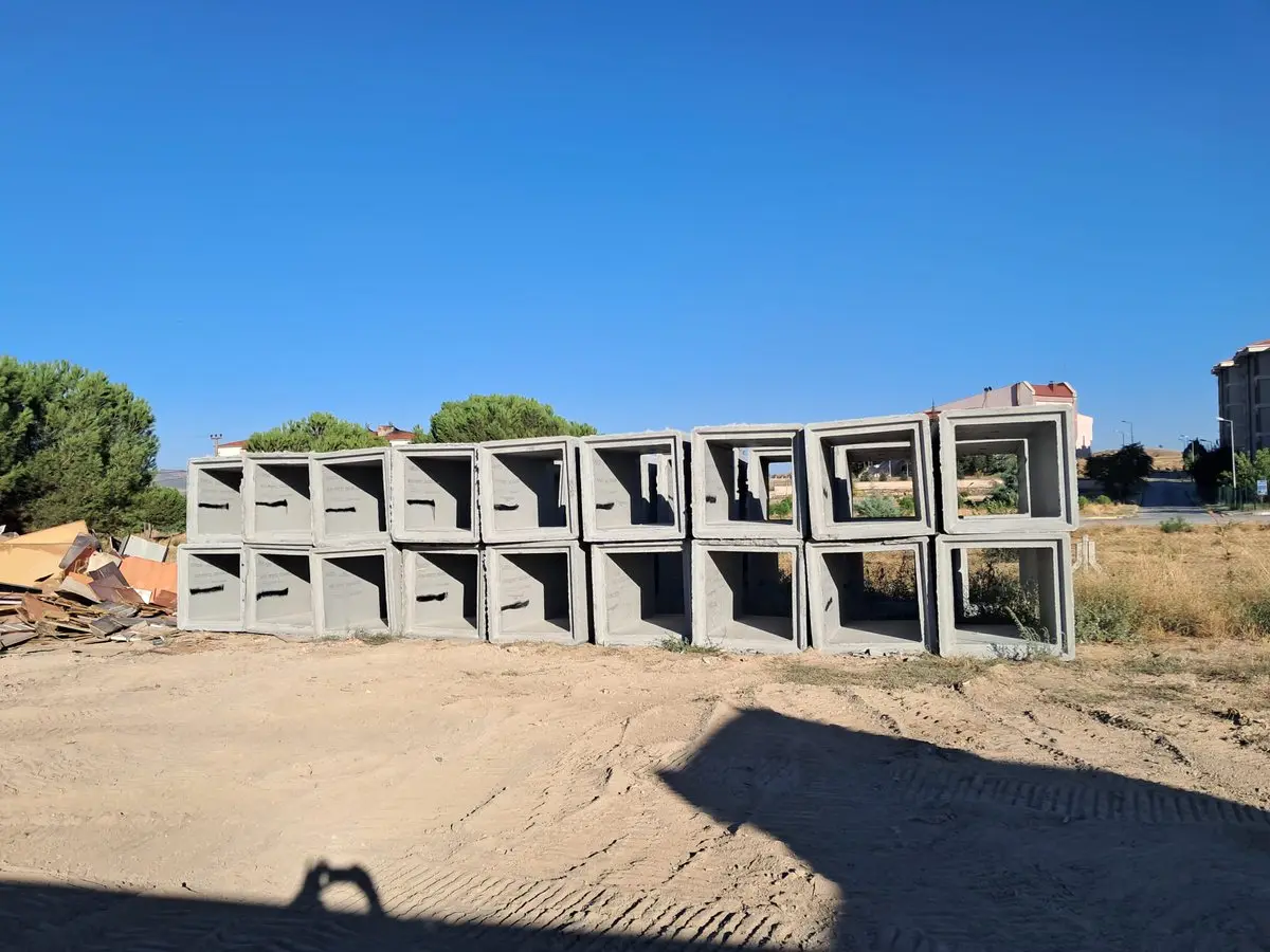 Eşme'de köy yolları için menfez temini