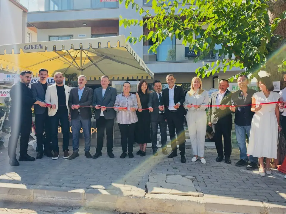Nilgün Ök, yeni iş yeri açılışına katıldı