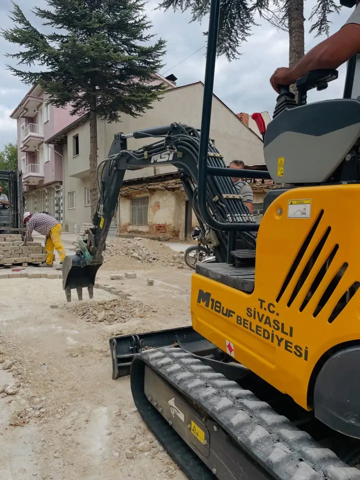 Sivaslı Belediyesi temizlik çalışmalarını sürdürüyor