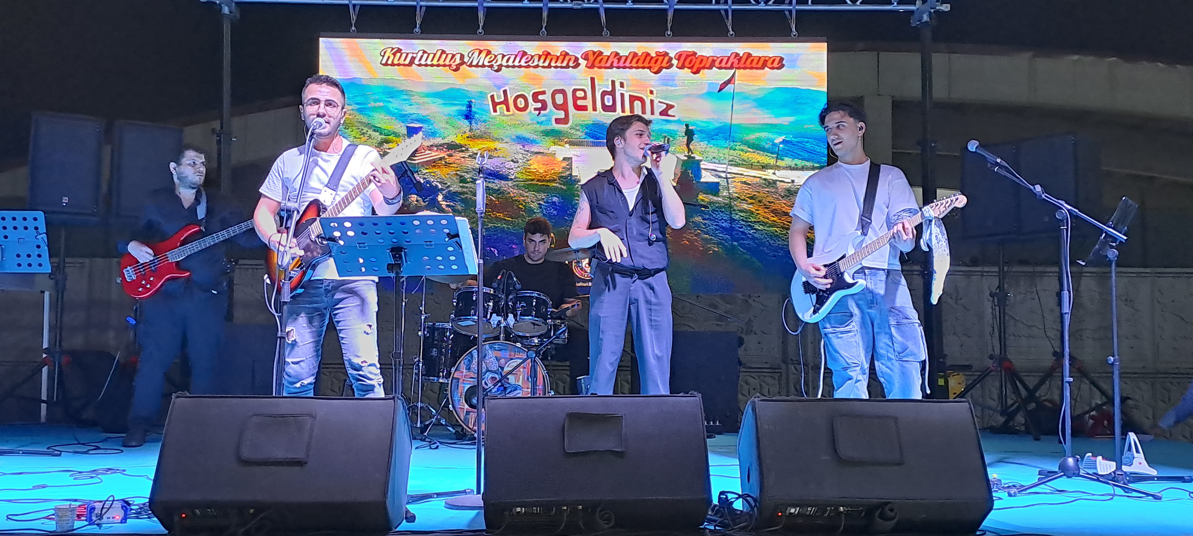 Şuhut Belediyesi Zafer Haftası Kültür ve Sanat Etkinlikleri'nde Saraband Rock Grubu Sahne Aldı