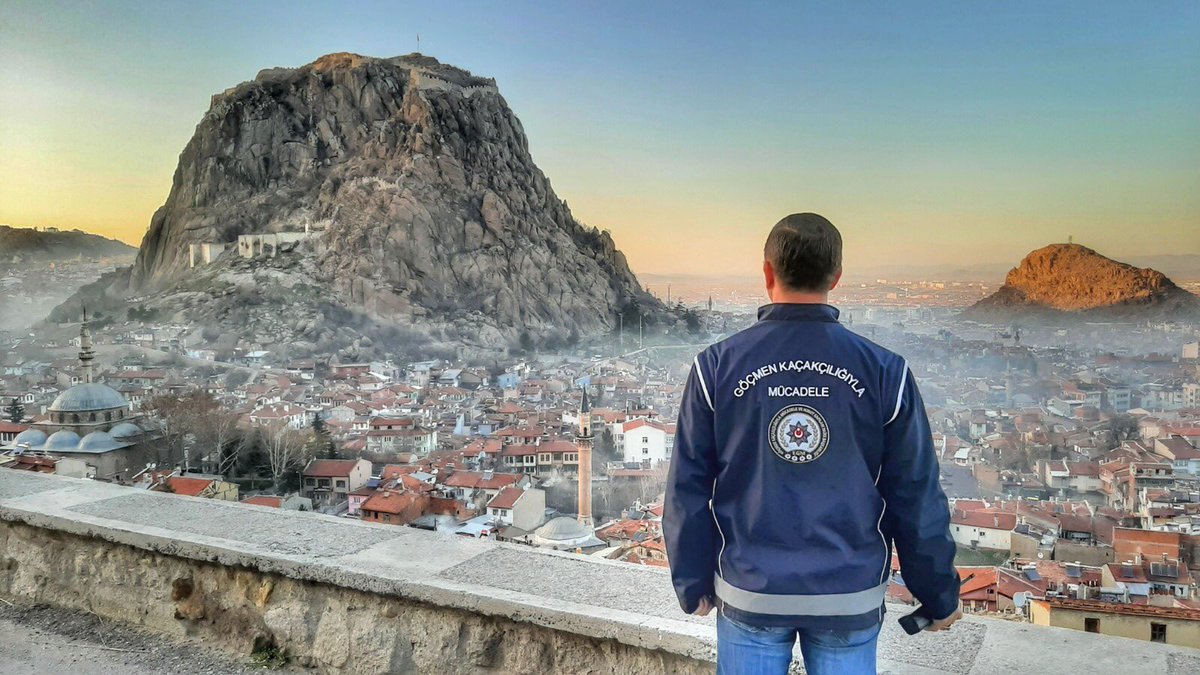 Afyonkarahisar'da Göçmen Kaçakçılığı Operasyonu: Kimlik Sahtekarlığına Son!