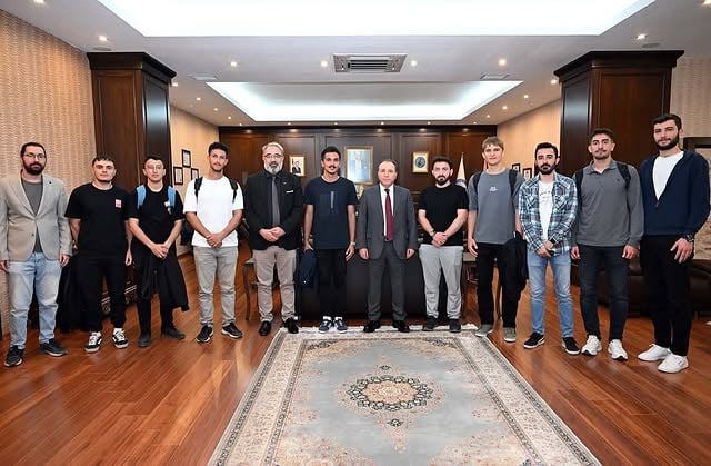 AKÜ Rektörü Karakaş, Teknoloji Fakültesi Futbol Takımını Ziyaret Etti: "Centilmenlikleri Bizim İçin Gurur Kaynağı"