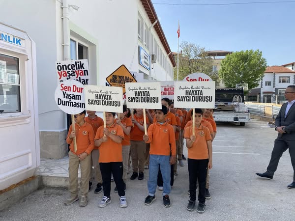 Dinar'da Yaya Geçitleri Yenilendi: Trafik Haftası Coşkusu