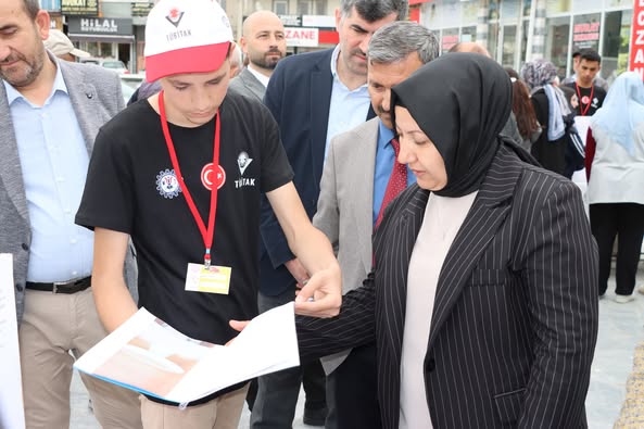 İscehisar'da Bilimin Geleceği Parlıyor: TÜBİTAK Bilim Fuarı Coşkusu