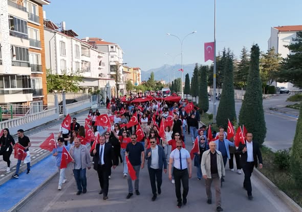 Bolvadin'de 19 Mayıs Coşkusu: Gençler Yürüyüşle Bayrama Renk Kattı