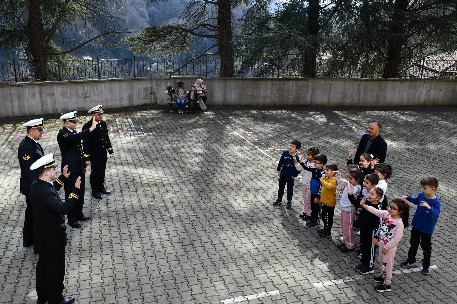 Askeri personelden ilkokul ziyaretleri