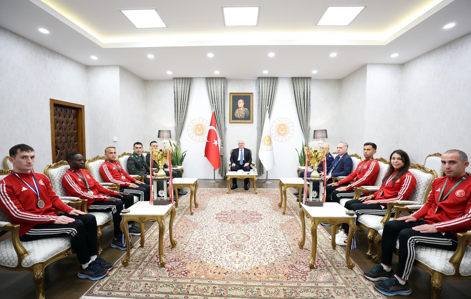 Yaşar Güler, şampiyon askeri sporcuları mı kabul etti?