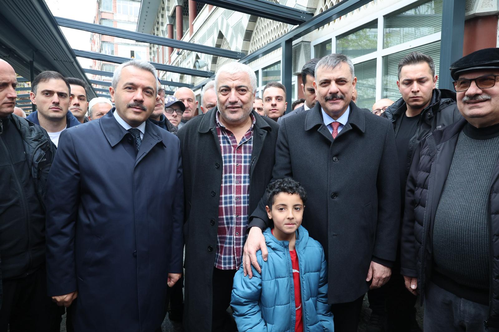 İçişleri Bakanı Rize'de Camide ve Esnafla Buluştu