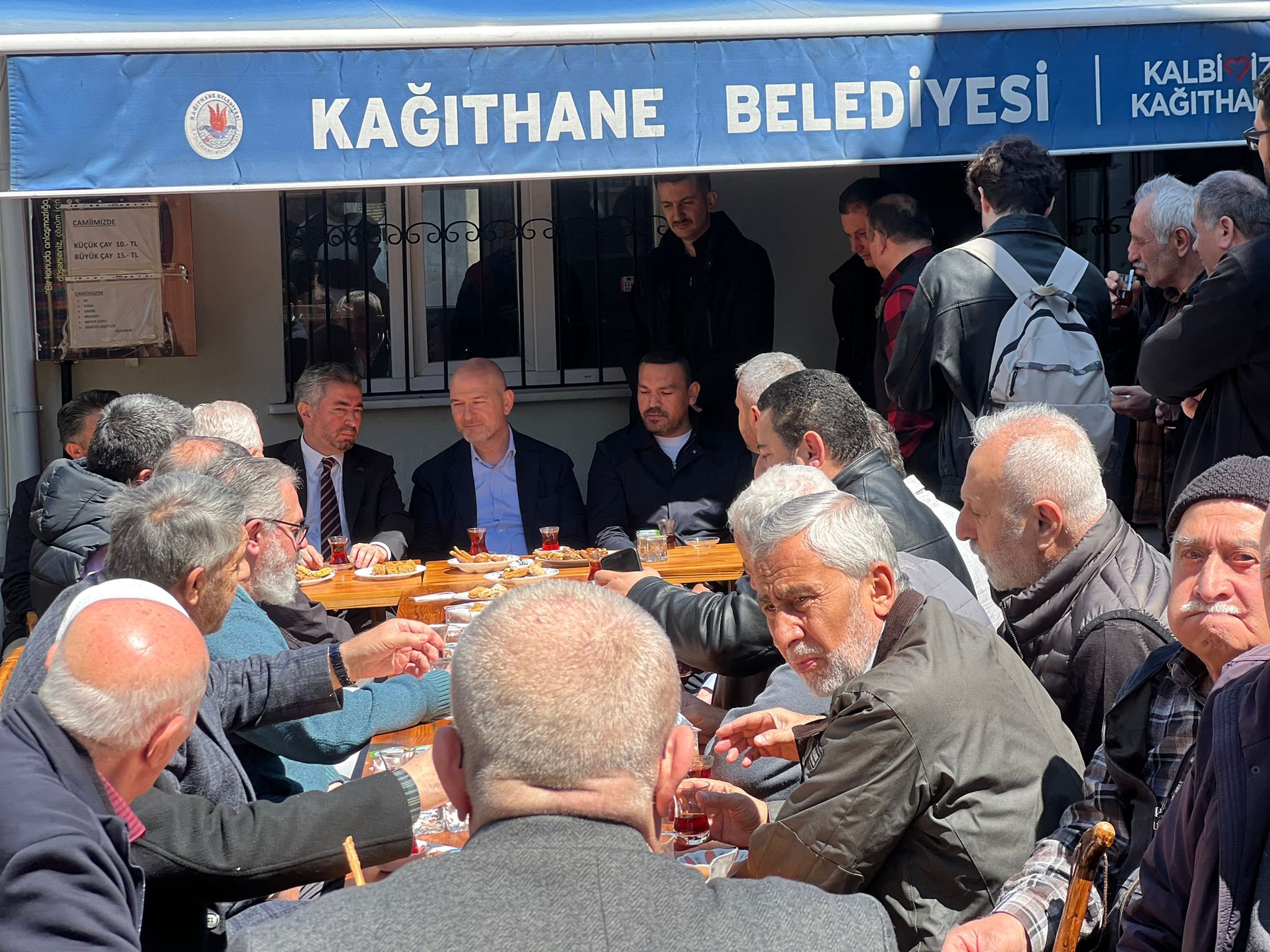 Erkan Yıldırım Cuma namazı sonrası çay içti