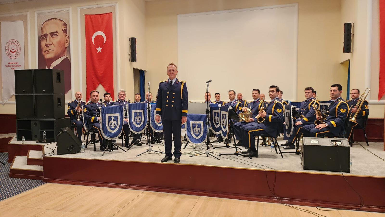 Hava Eğitim Bandosu Narlıdere'de konser verdi
