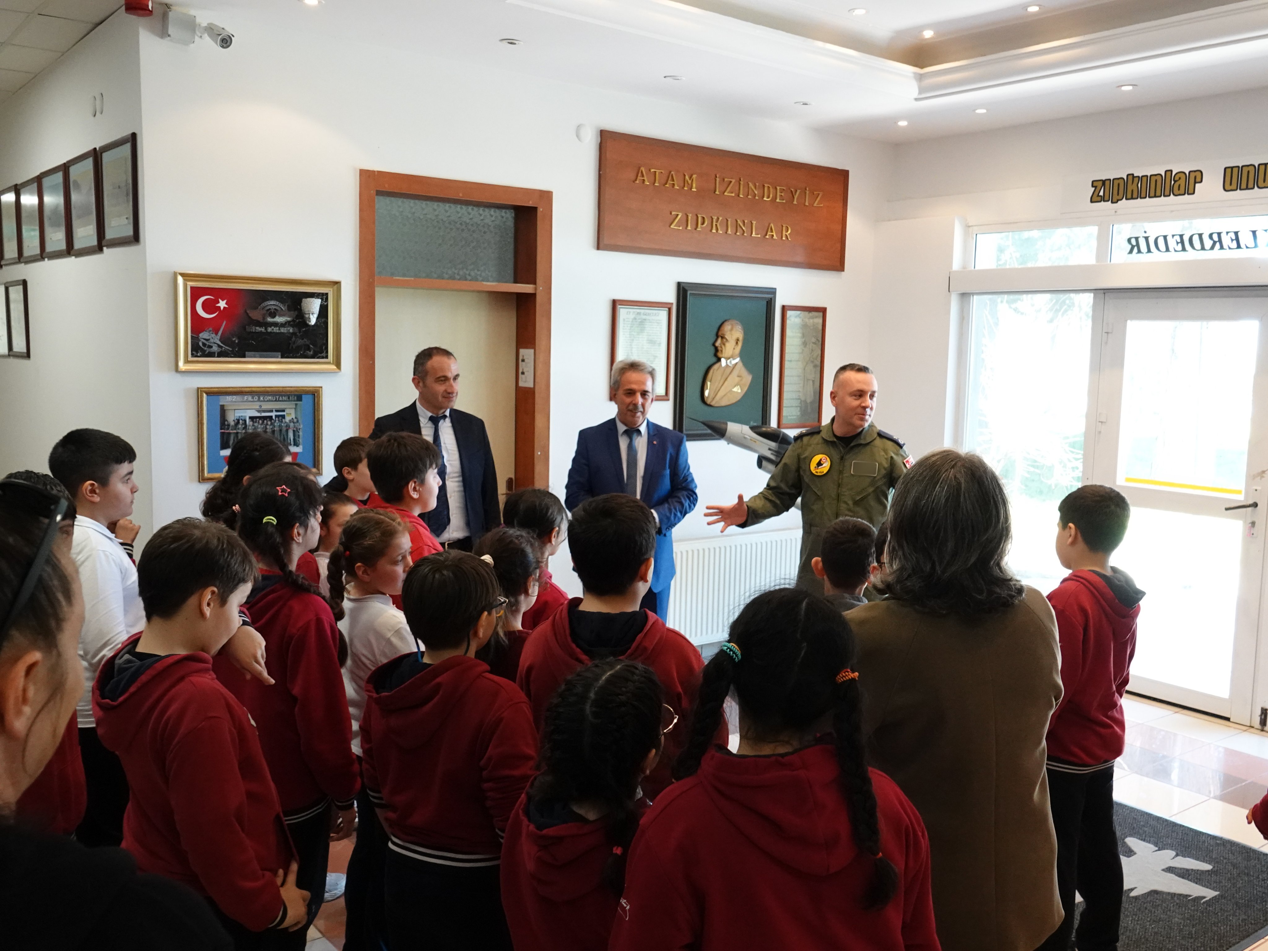 Öğrenciler, Mehmetçik Projesi kapsamında hava üssünü ziyaret etti
