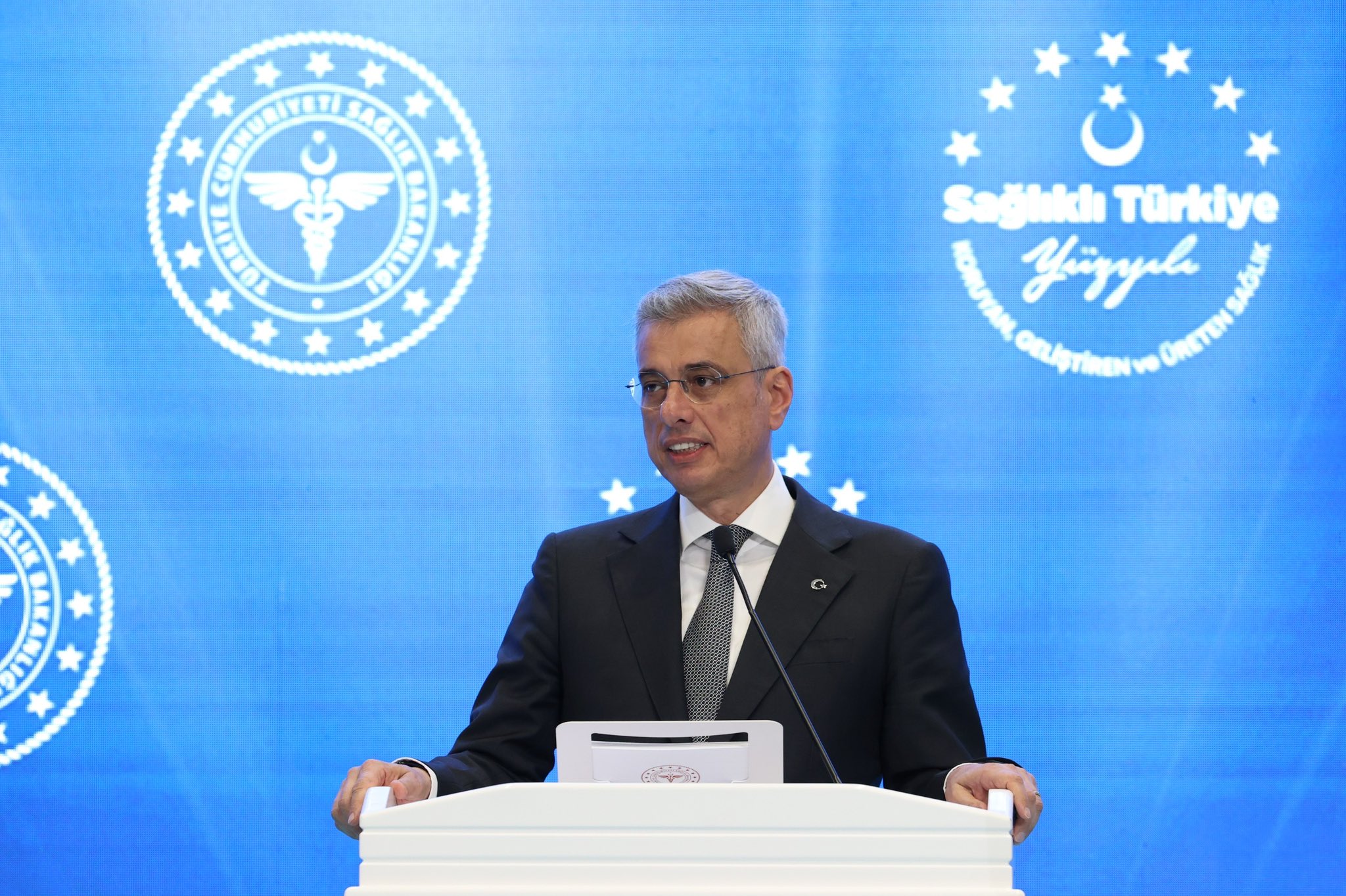 Sağlık Bakanı, Hemşireler Günü'nde Ödül Taktim Etti