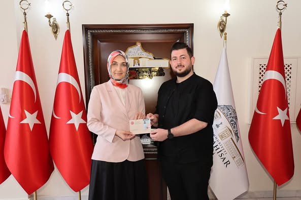 Afyonkarahisar Valisi Yiğitbaşı'ndan Basın Mensuplarına Basın Kartı