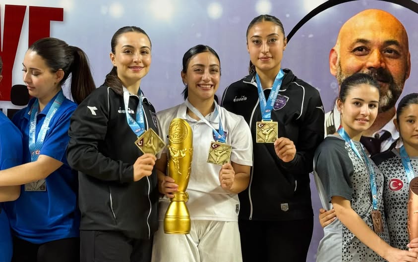Afyonkarahisar Belediyesi Sporcuları Karate Premier Ligi'nde Takım Kata'da Şampiyon Oldu