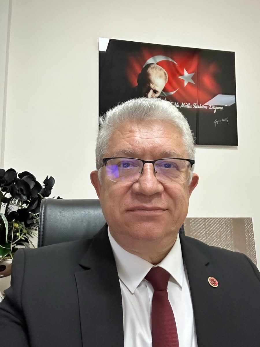 AKP Afyonkarahisar İl Başkanı Sağ Eliyle Sol Kulağını Gösteriyor