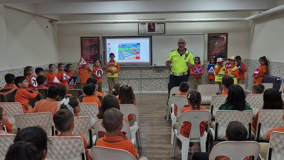 İl Emniyet Müdürlüğü'nden Öğrencilere Trafik ve Siber Güvenlik Bilgilendirmesi