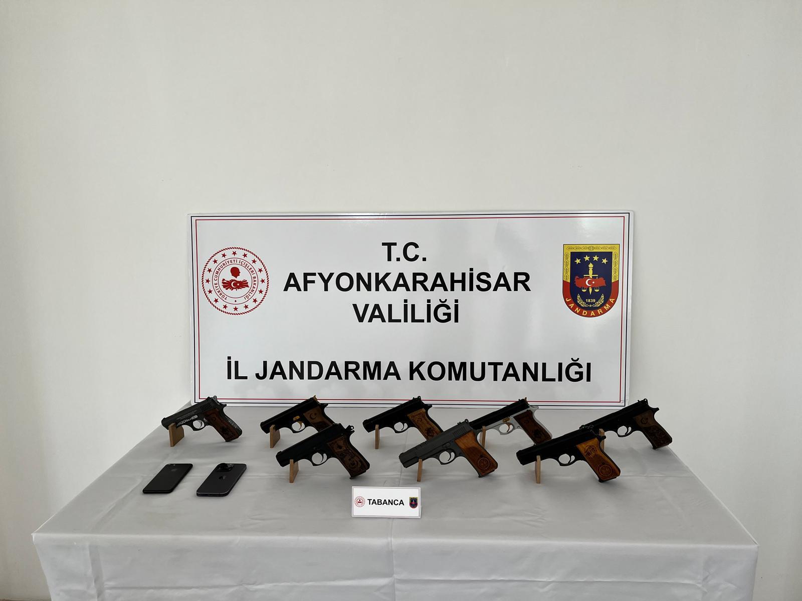 Afyonkarahisar'da Yolcu Otobüsünde 8 Ruhsatsız Tabanca Ele Geçirildi