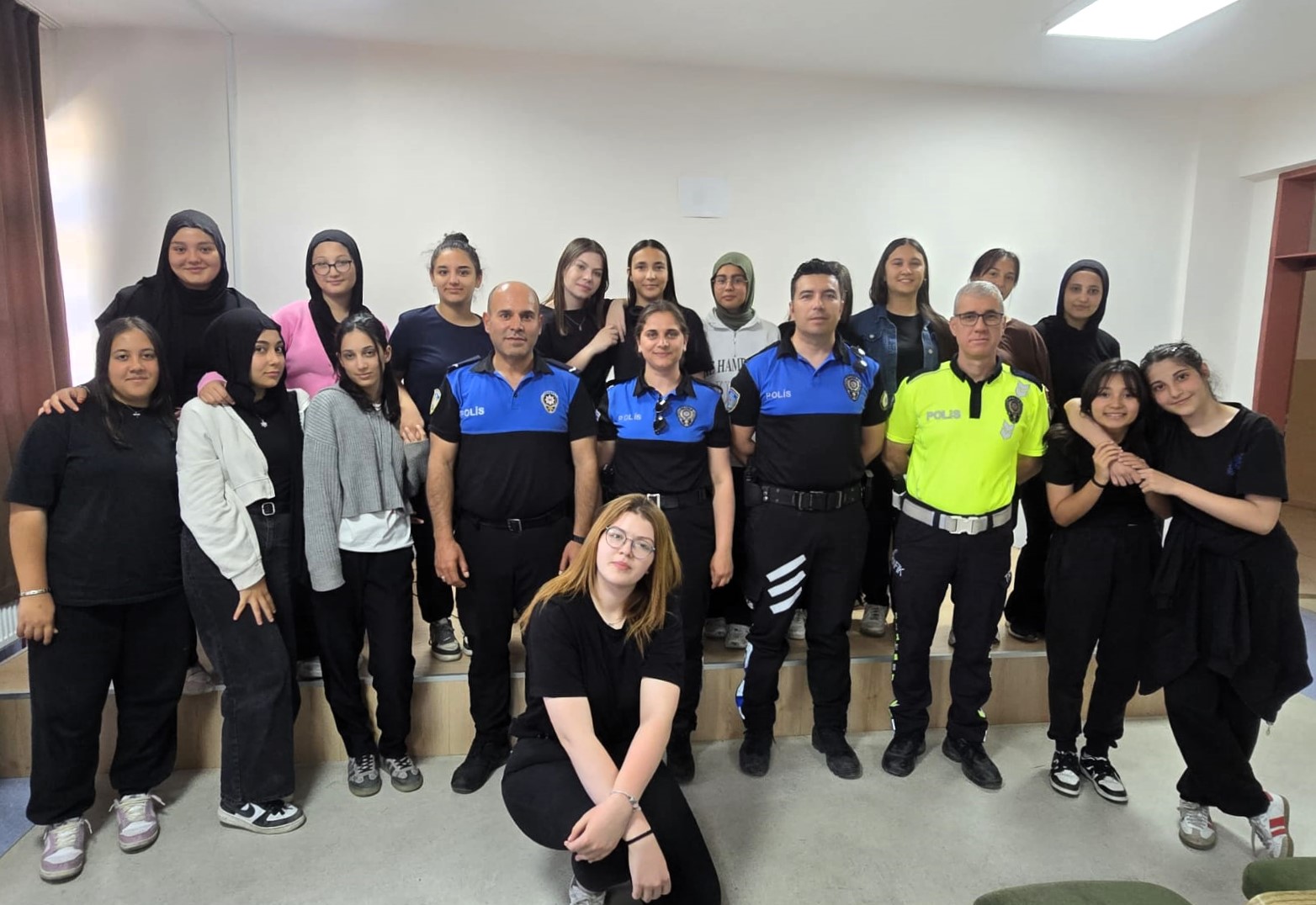 Zübeyde Hanım Kız Meslek Lisesi Öğrencilerine Emniyetten Bilgilendirme Eğitimi