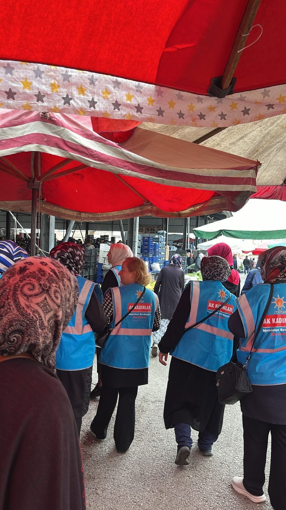 AK KADINLAR SAHADA: SEMT PAZARINDA “AİLE YILI” VURGUSU