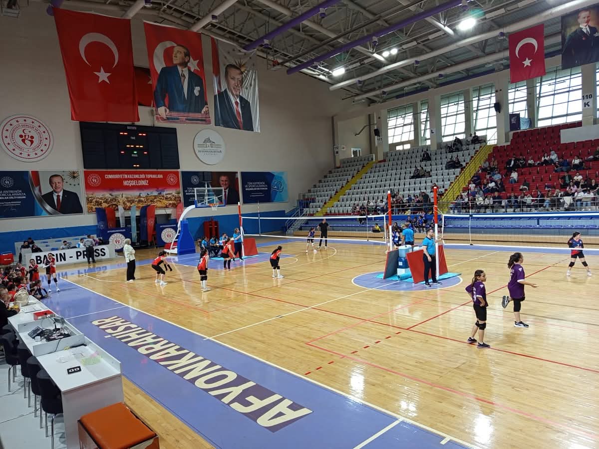 Mini Kızlar Voleybol Coşkusu Tüm Hızıyla Sürüyor