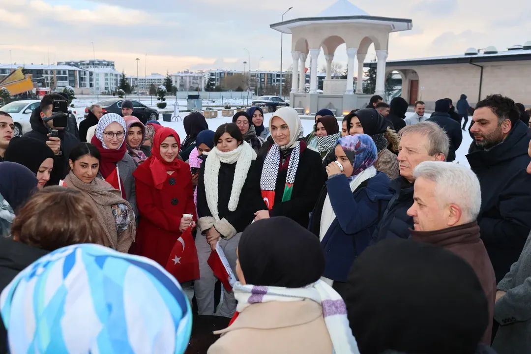Vali Yiğitbaşı, 2026 Yılının İlk Sabah Namazında Gençlerle Paşa Camii’nde Buluştu - 1