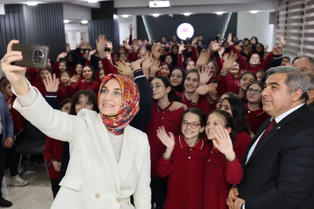 Vali Yiğitbaşı Kadınana İmam Hatip Ortaokulu’nda Kariyer Günleri Programına Katıldı - 1