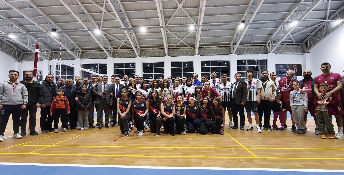 Çay'da 2025 Aile Yılı Kurumlar Arası Voleybol Turnuvası Tamamlandı - 1