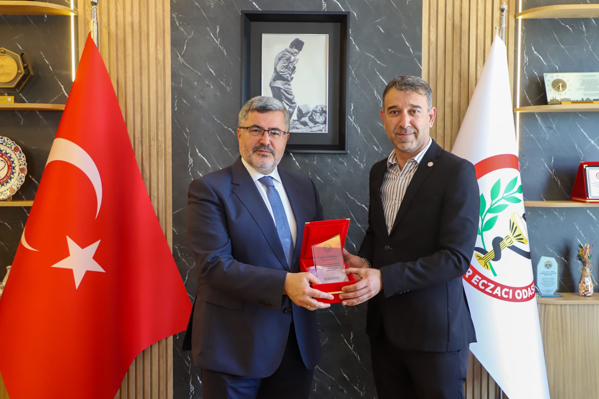 Ali Özkaya’ya 33. Bölge Afyonkarahisar Eczacı Odasından Teşekkür